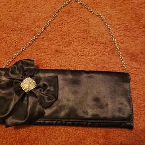 Clutch with bow and chain